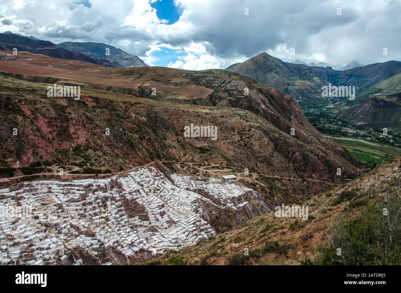 Vue pittoresque sur les terrasses de Salinas de Maras, au Pérou. Sel mine naturelle. Inca Salt casseroles à Maras, près de Cuzco dans la Vallée Sacrée, au Pérou Banque D'Images