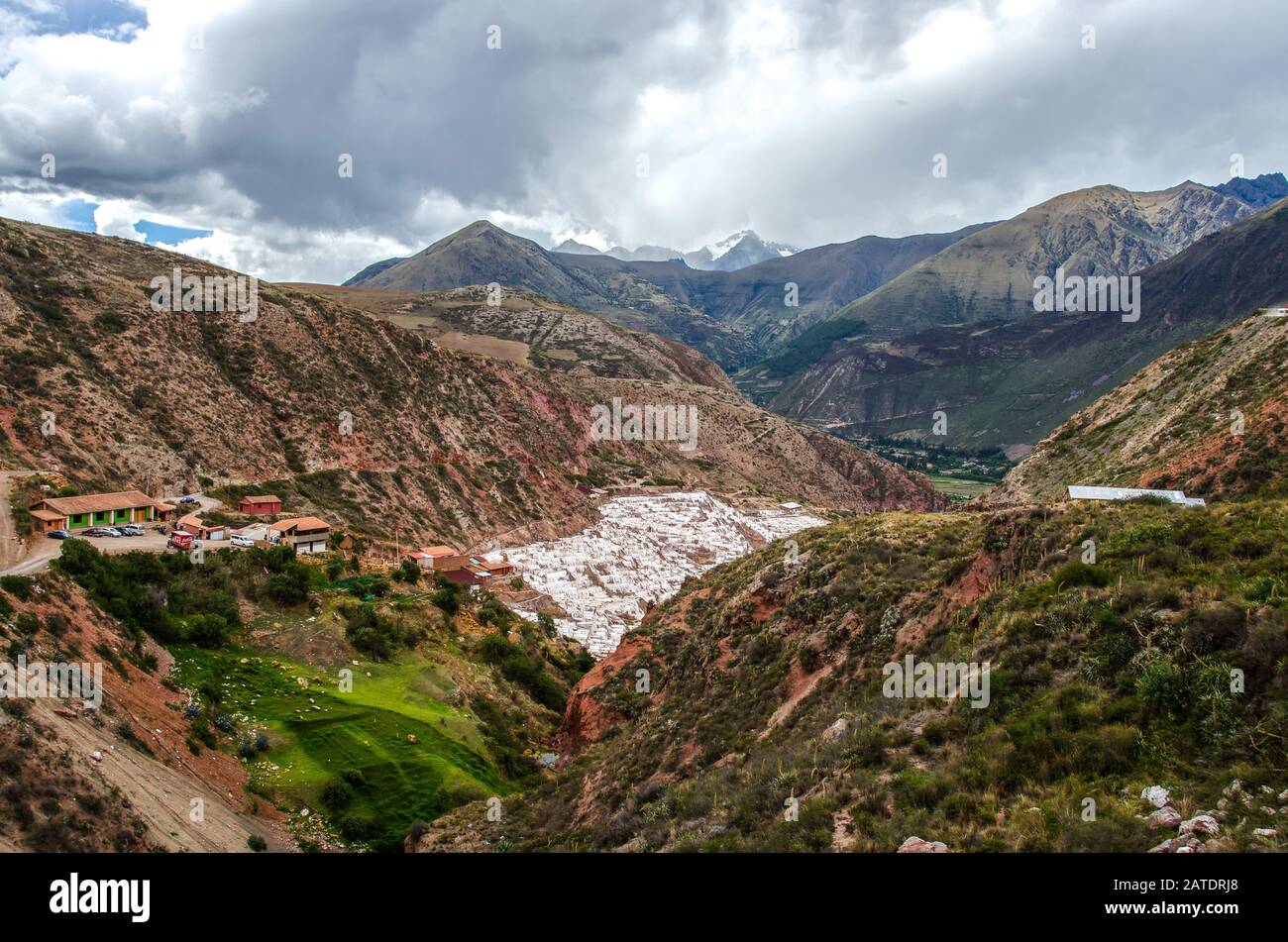 Vue pittoresque sur les terrasses de Salinas de Maras, au Pérou. Sel mine naturelle. Inca Salt casseroles à Maras, près de Cuzco dans la Vallée Sacrée, au Pérou Banque D'Images