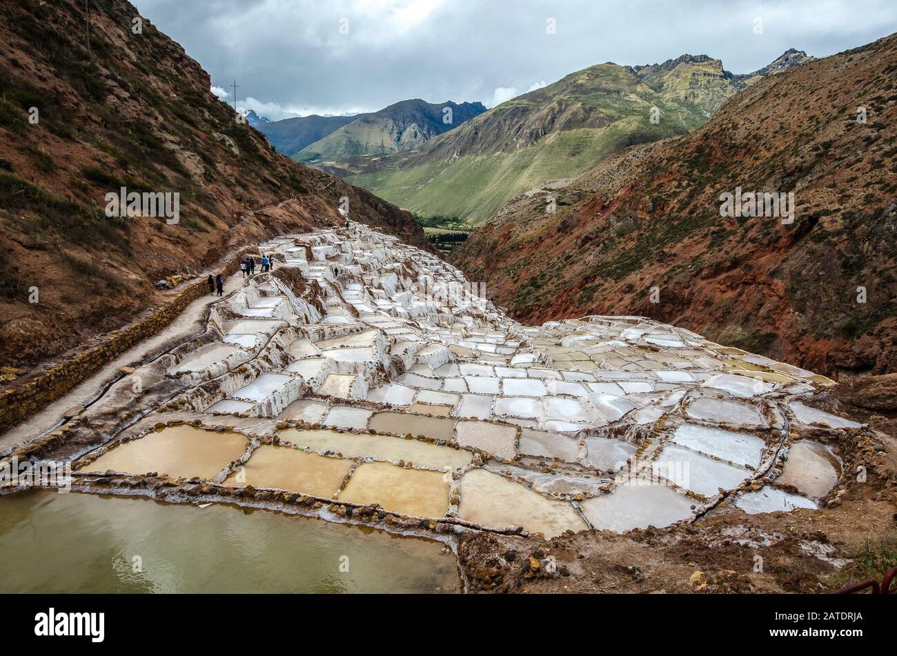 Vue pittoresque sur les terrasses de Salinas de Maras, au Pérou. Sel mine naturelle. Inca Salt casseroles à Maras, près de Cuzco dans la Vallée Sacrée, au Pérou Banque D'Images