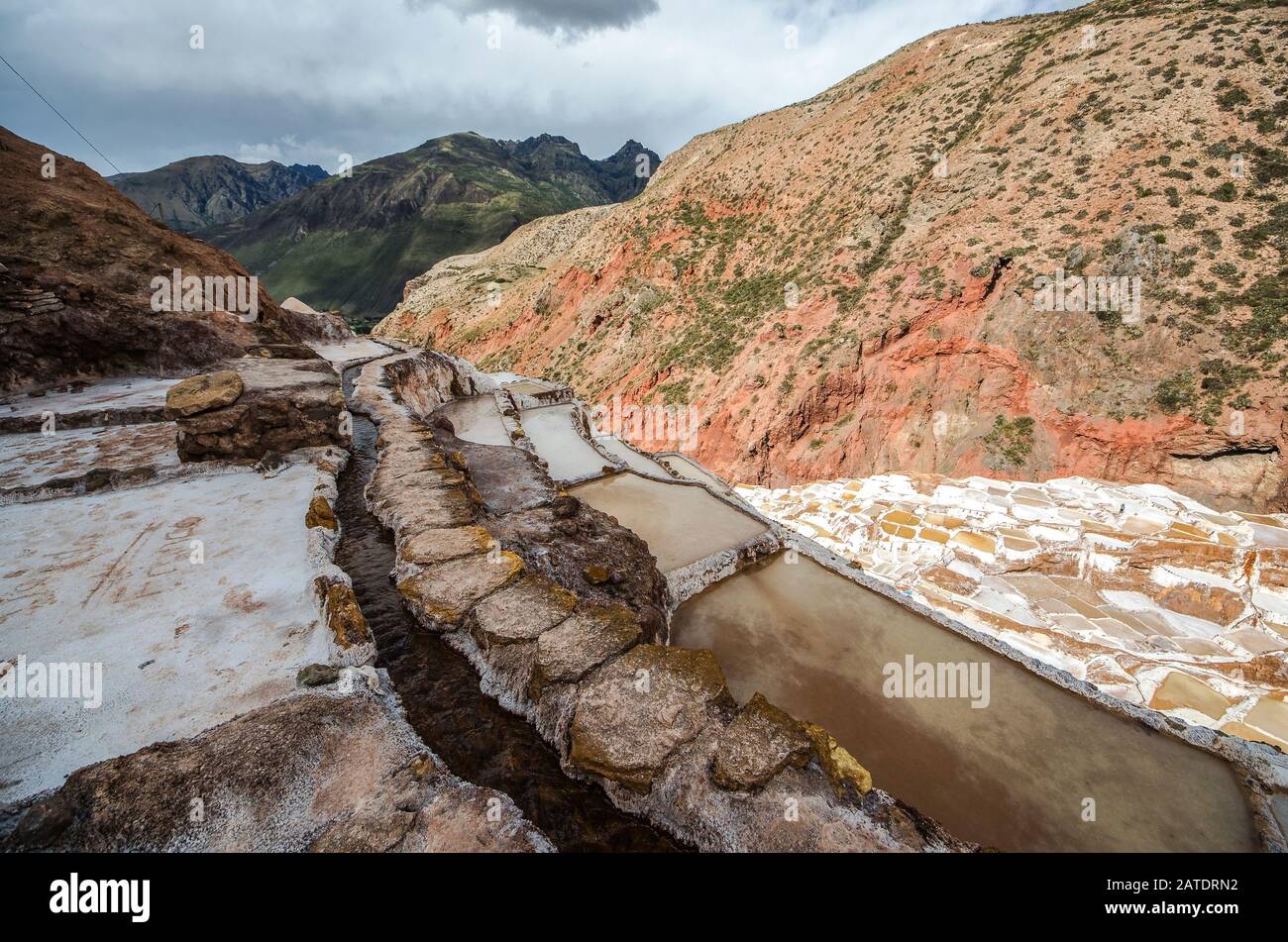 Vue pittoresque sur les terrasses de Salinas de Maras, au Pérou. Sel mine naturelle. Inca Salt casseroles à Maras, près de Cuzco dans la Vallée Sacrée, au Pérou Banque D'Images