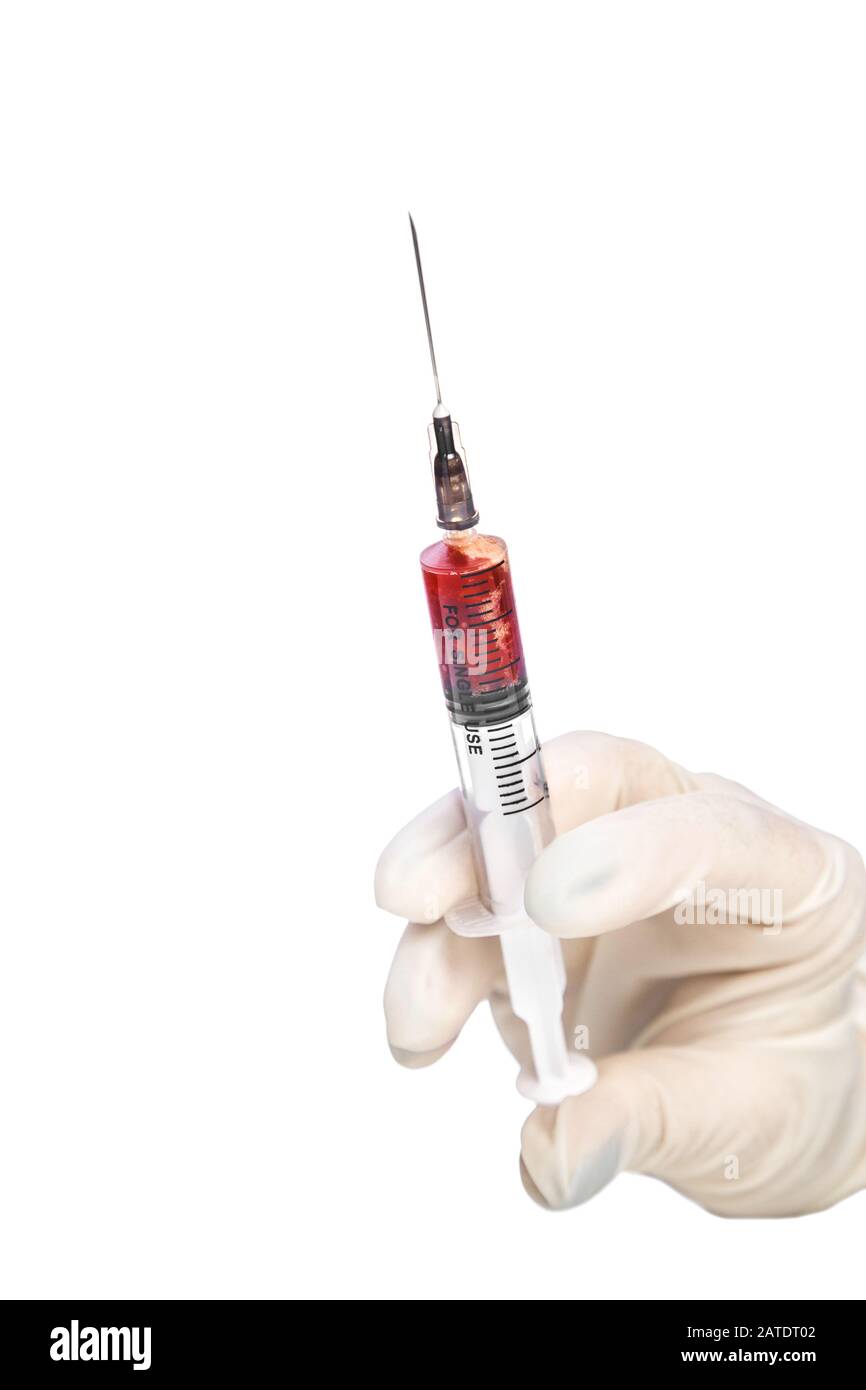 la main contient une seringue stérile jetable remplie de sang sur un fond  blanc isolé Photo Stock - Alamy