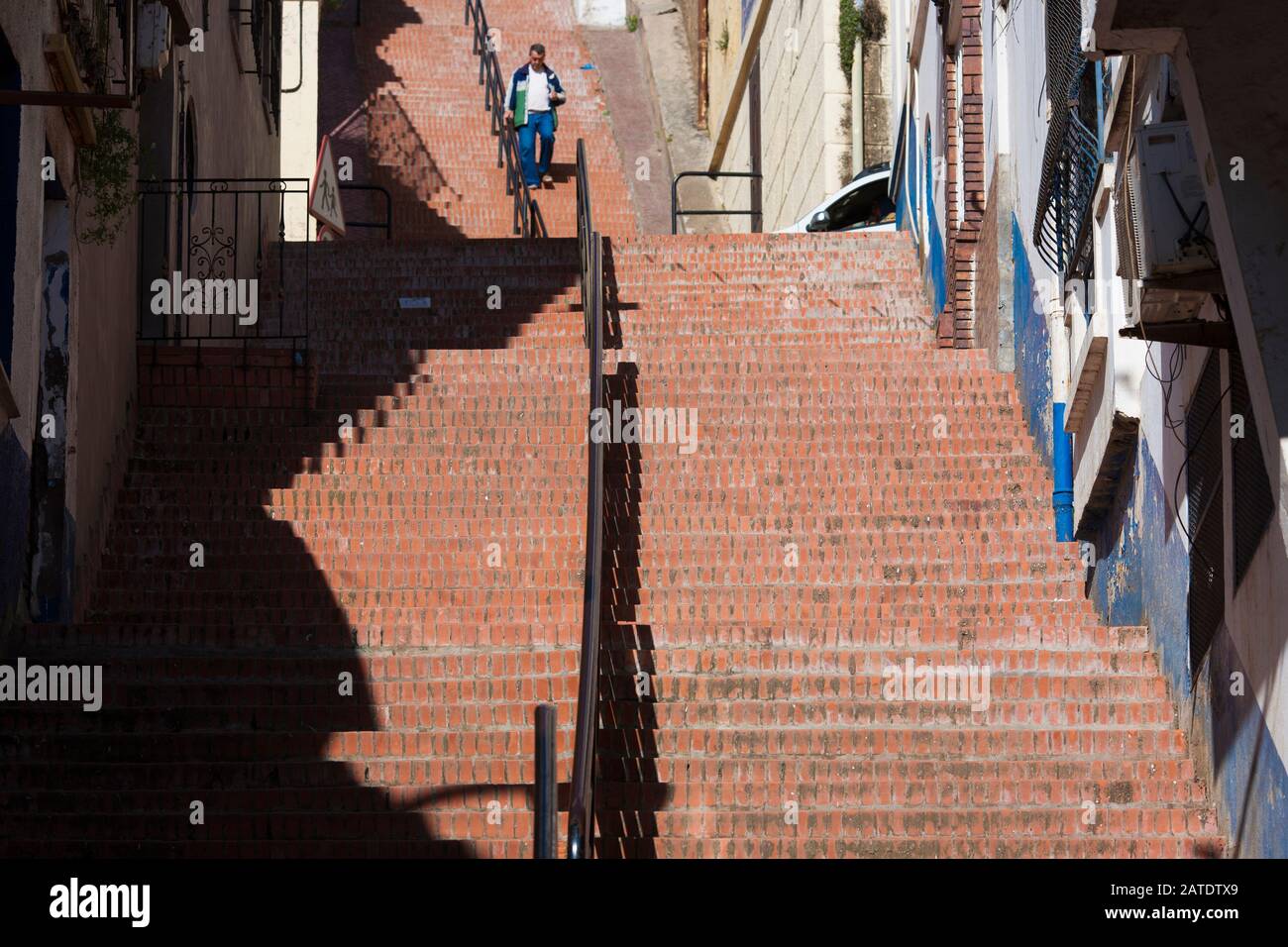 Les escaliers escarpés et longs sont un élément de la médina de Bejaia, la ville portuaire sur la côte nord de la Méditerranée en Algérie. Banque D'Images