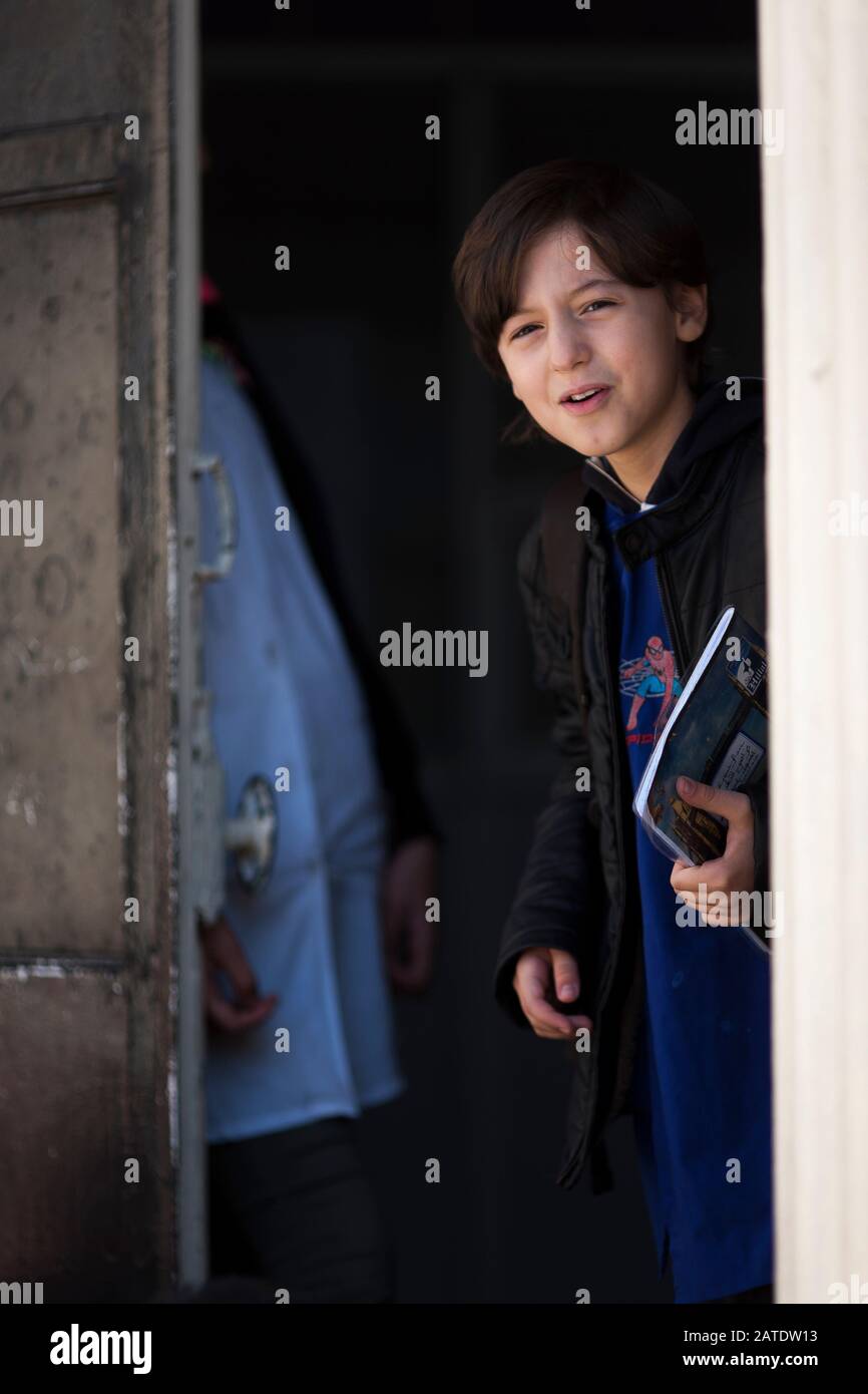 Les enfants en route vers l'école de Bejaia, ville portuaire sur la côte nord de la Méditerranée en Algérie. Banque D'Images