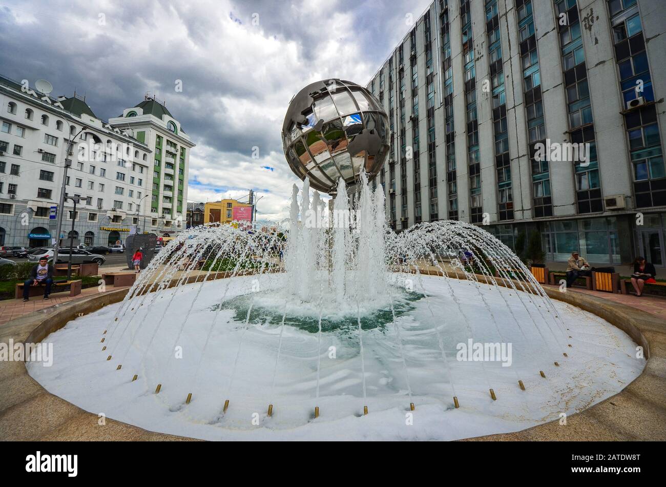 Globe Fountain dans un petit parc dans la rue Ordzhonikidze au centre de la ville Banque D'Images