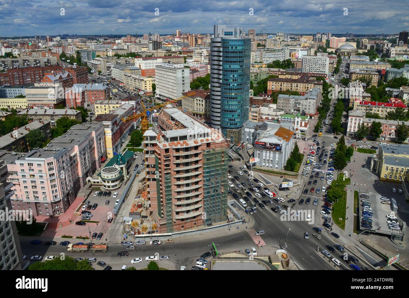 Novosibirsk, RUSSIE - 3 JUILLET 2013 : vue sur le centre-ville de  Novosibirsk. Panorama de la ville sans bus. Paysage urbain dété de  Novosibersk, Russie Photo Stock - Alamy