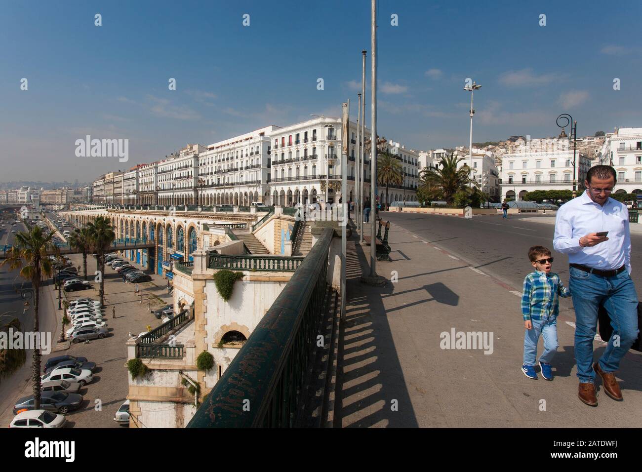 Le front de mer d'Alger ou la Promenade des Sablettes est une vue emblématique qui monte dans la célèbre casbah derrière elle. Alger, Algérie. Banque D'Images