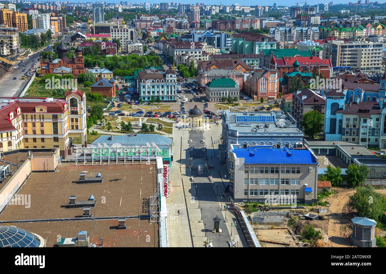 Kazan, RUSSIE - 10 JUIN 2016 : Kazan City scape, République du Tatarstan, Russie. Prise de vue depuis le toit de la ville de Kazan. Vue aérienne de Kazan cent ville Banque D'Images