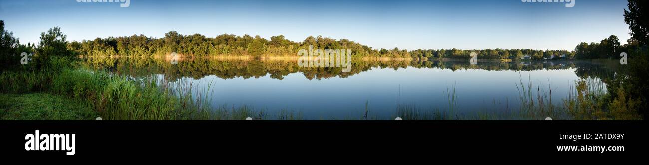 Vue panoramique sur le lac calme avec arbres et réflexions, en Floride, aux États-Unis Banque D'Images