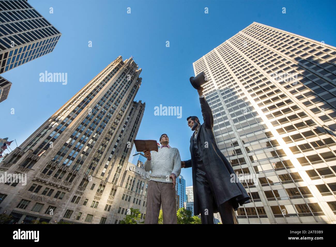 Chicago, il - 15 mai 2017 : la statue du 16 président américain a été installée à Pioneer court sur Michigan Avenue. Il représente Lincoln en remettant une copie de Banque D'Images