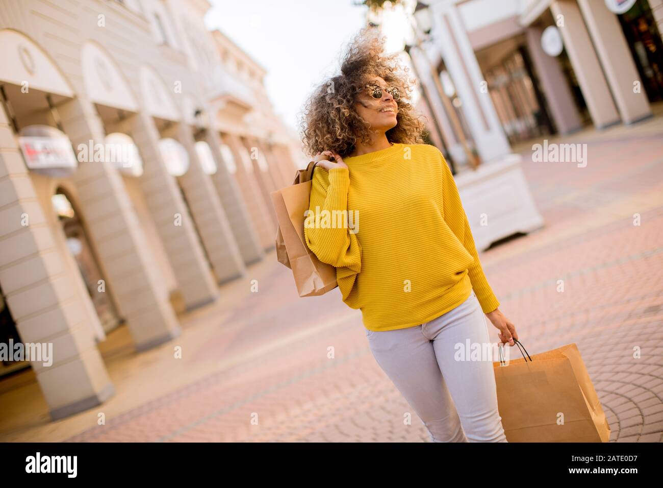 Jolie jeune femme noire avec les cheveux bouclés shopping Banque D'Images