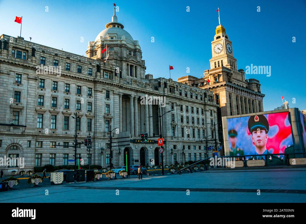 Montée du nationalisme chinois avec un écran énorme sur le Bund historique de Shanghai montrant la propagande des troupes. Banque D'Images