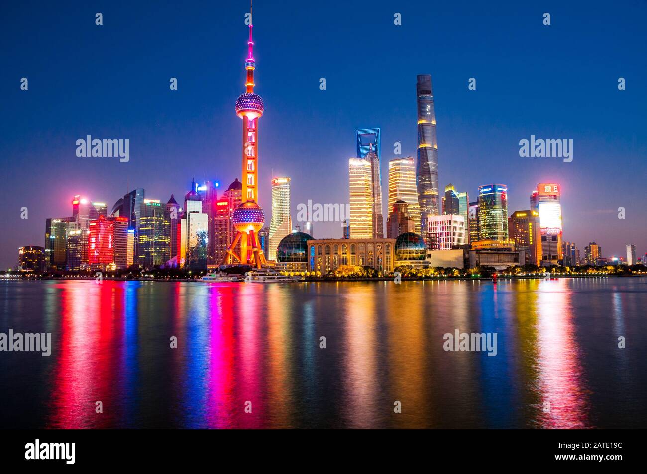 Vue emblématique de la ville de Pudong de Shanghai prise du Bund pendant l'heure de bleu. Banque D'Images