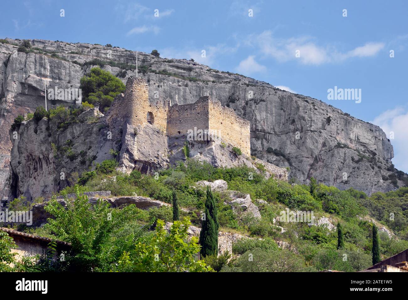 Château en ruines dans la montagne à Fontaine de Vaucluse, commune française, située dans le département de Vaucluse et la région Provence-Alpes-Côte d'Azur Banque D'Images