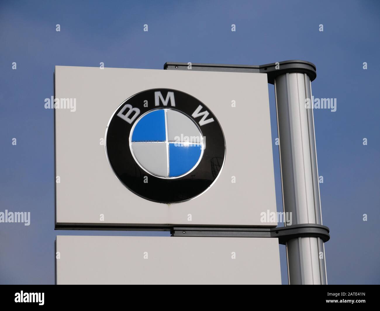 Enseigne BMW blanche en garage avec anneau noir lettres blanches cercle central avec quartiers bleu et blanc Huddersfield Yorkshire Angleterre Banque D'Images