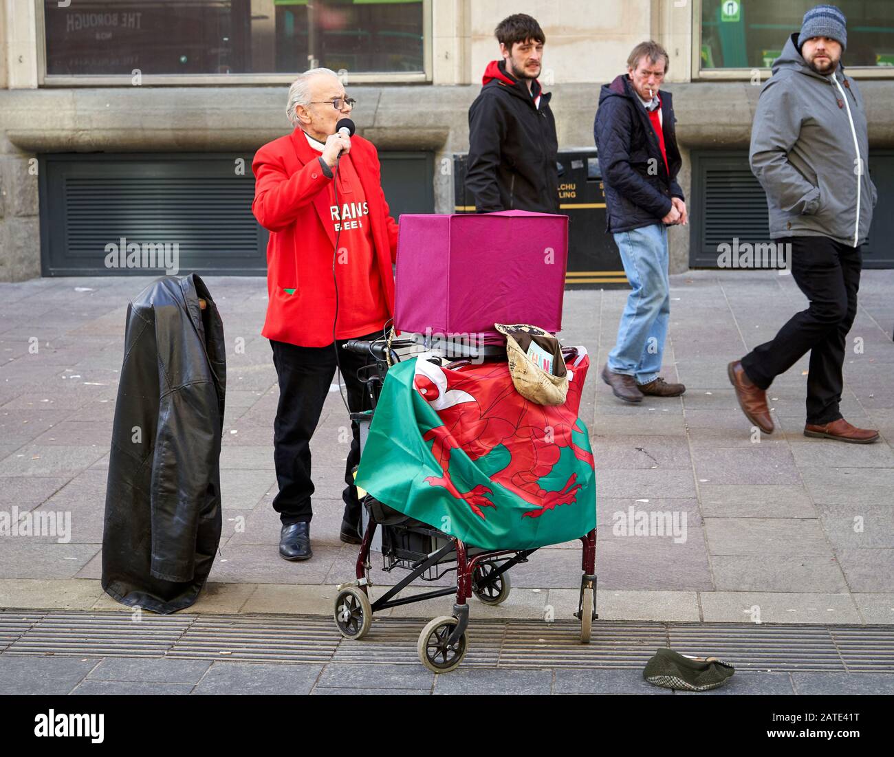 Vétéran de bus dans une veste rouge divertissant les fans de St Mary's Street, Cardiff le jour du match. Six Nations 2020 Banque D'Images