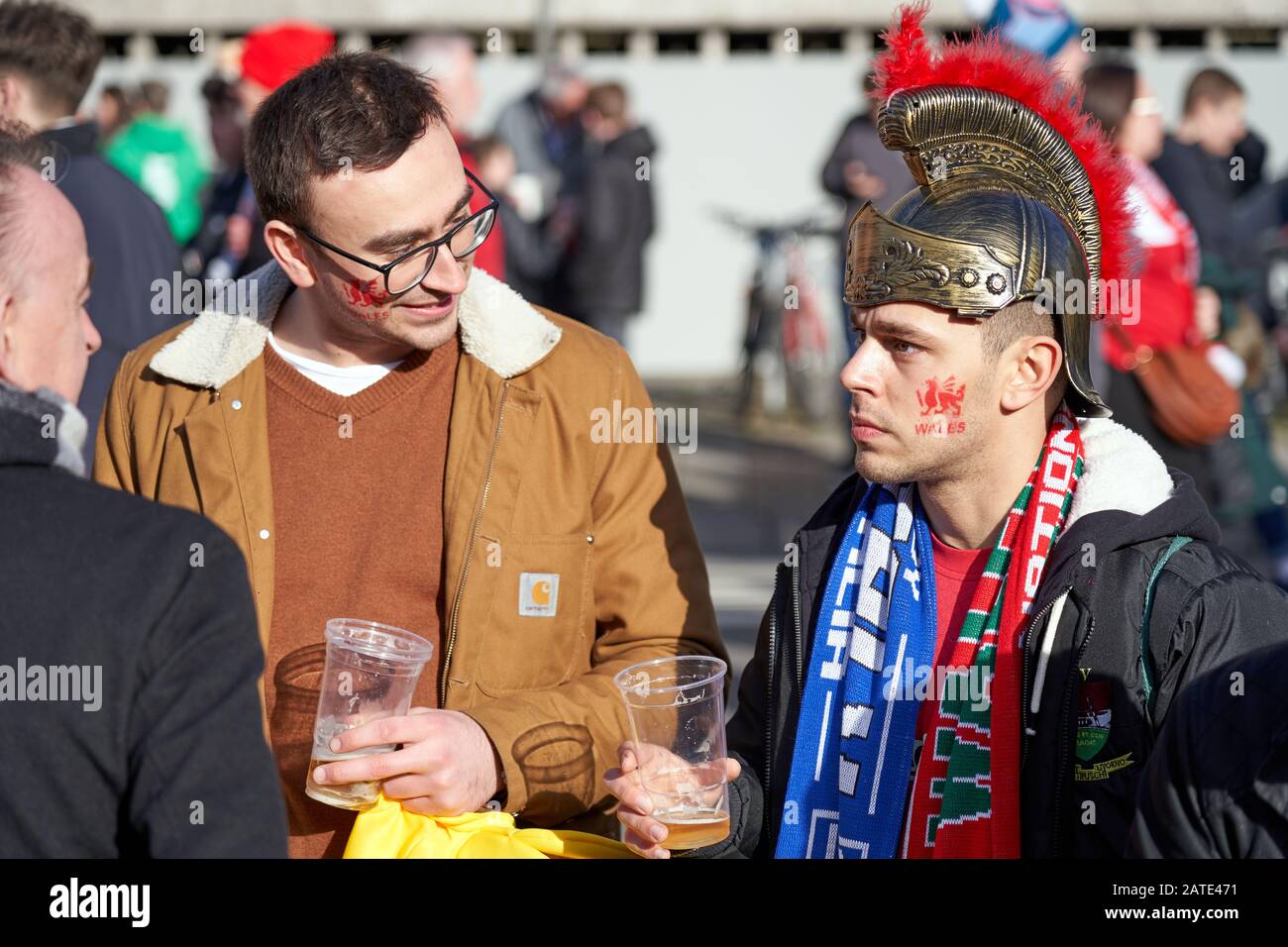 Les fans de rugby italiens à Cardiff le jour du match, Six Nations 2020 Banque D'Images