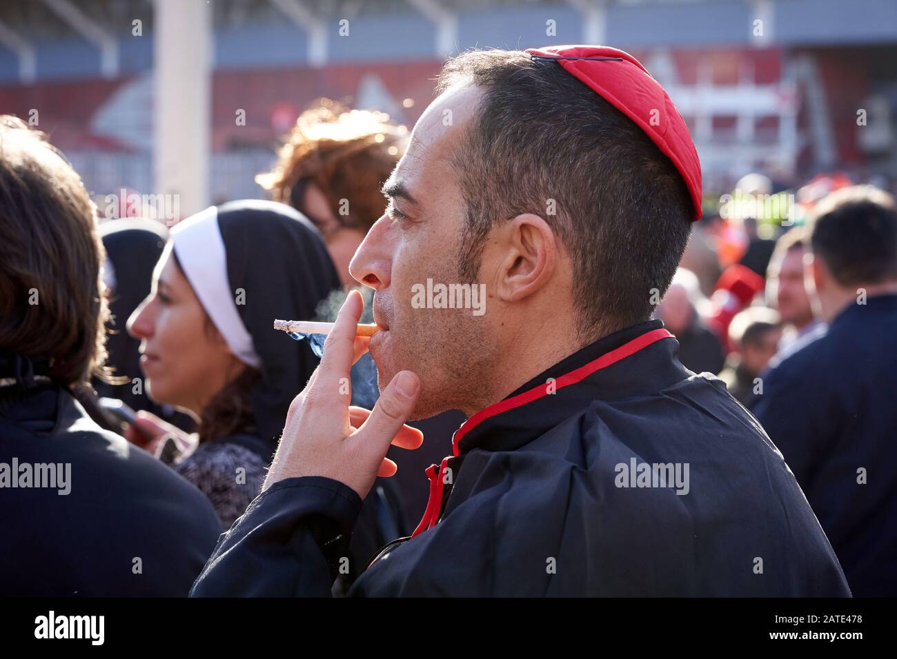 Fan de rugby italien en costume cardinal le jour du match, Six Nations 2020, Cardiff Banque D'Images
