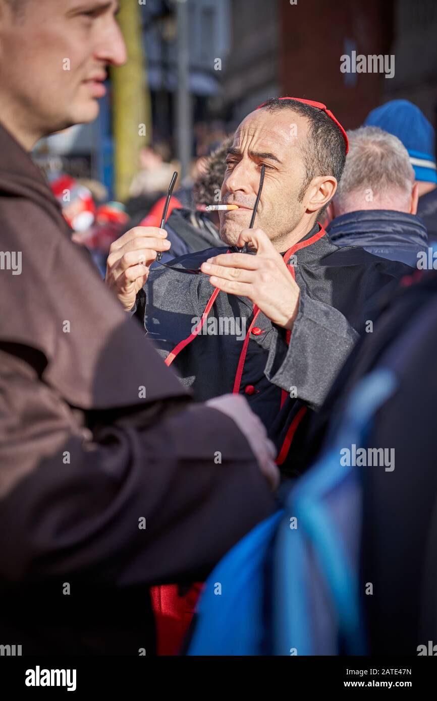 Fan de rugby italien en costume cardinal le jour du match, Six Nations 2020, Cardiff Banque D'Images