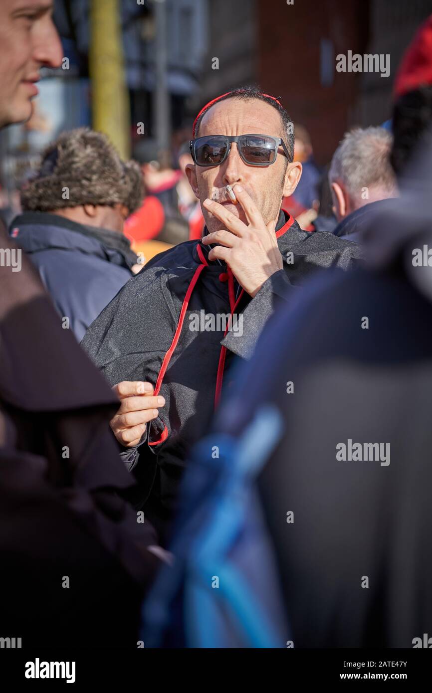 Fan de rugby italien en costume cardinal le jour du match, Six Nations 2020, Cardiff Banque D'Images