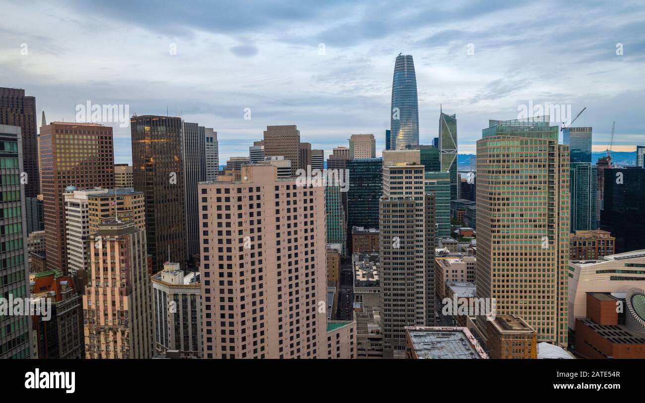 Vue magnifique sur le centre d'affaires du centre-ville de San Francisco au coucher du soleil Banque D'Images