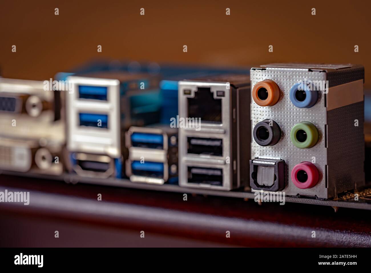 Ports situés à l'arrière de la carte mère et axés sur les ports audio Banque D'Images