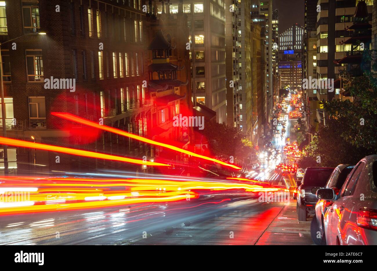 Vue classique sur les anciennes voitures de câble traditionnelles qui s'émienne sur la célèbre California Street la nuit avec une longue exposition à la lumière, San Francisco, Californie, États-Unis Banque D'Images