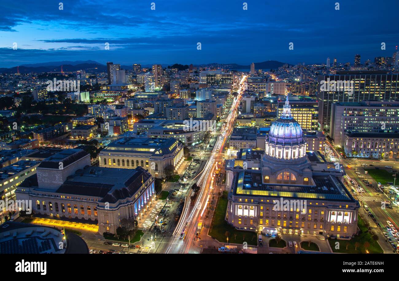 Hôtel de ville de San Francisco Civic Center avec vue aérienne de nuit. Magnifique vue panoramique sur le quartier central et l'hôtel de ville à San Francisc Banque D'Images