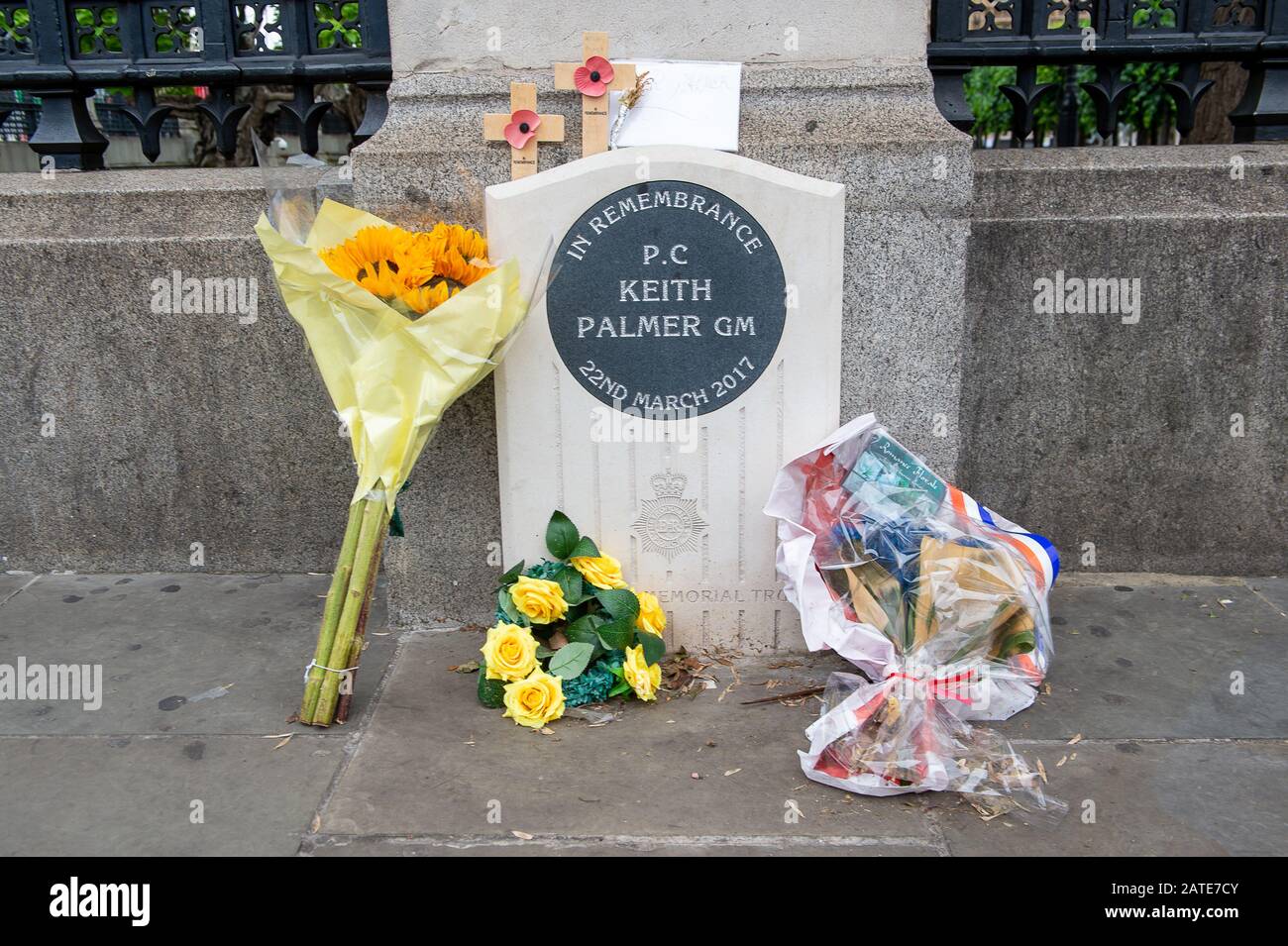 Westminster, Londres, Royaume-Uni. 26 juin 2019. Les fleurs sont laissées en mémoire du PC Keith Palmer GM qui a été poignardé et est mort de ses blessures lors de l'Attaque de Westminster le 22 mars 2017 alors qu'il était au travail à la Chambre des communes. Après sa mort, il a reçu à titre posthume la Médaille George qui est le deuxième prix le plus élevé pour la bravoure "pas devant l'ennemi". Crédit : Maureen Mclean/Alay Banque D'Images