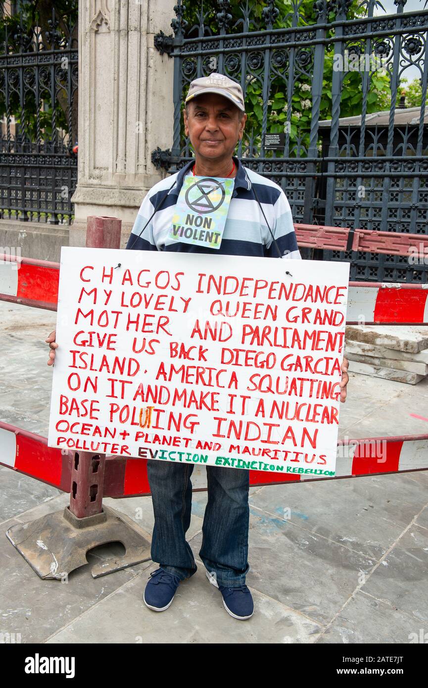 Westminster, Londres, Royaume-Uni. 9 juillet 2019. Un homme proteste à l'extérieur de la Chambre des communes avec un écriteau disant que les États-Unis seraient en train de squatter sur l'île Diego Garcia et de la faire une base nucléaire polluant l'océan Indien et Maurice. Crédit : Maureen Mclean/Alay Banque D'Images