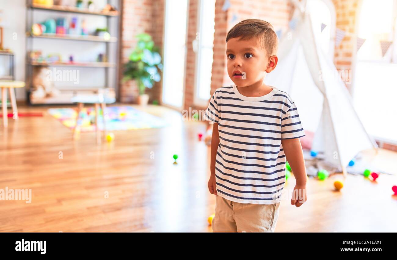 Beau Bebe Garcon Debout A L Ecole Maternelle Avec Beaucoup De Jouets Photo Stock Alamy