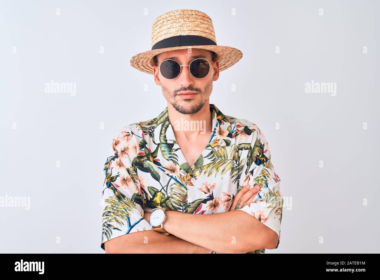 Jeune homme de handsome portant une chemise hawaïenne et un chapeau d'été  sur fond isolé sceptique et nerveux, désapprouvant l'expression sur le  visage avec l'ar croisé Photo Stock - Alamy