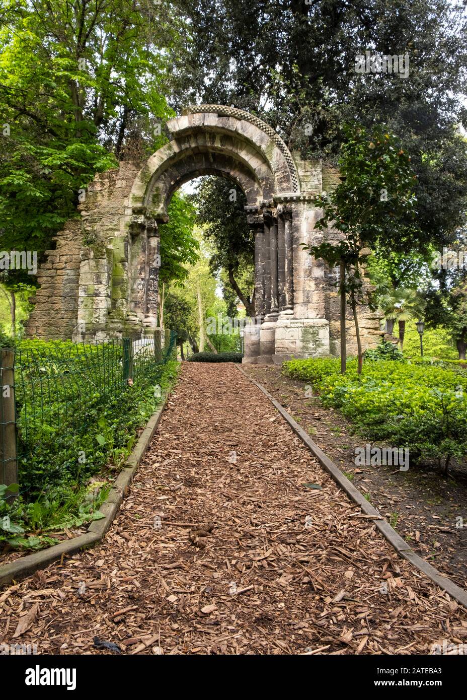 Entrée principale de l'église romane San Isidoro el manquante dans le parc urbain de Campo de San Francisco à Oviedo (Asturies, Espagne) Banque D'Images