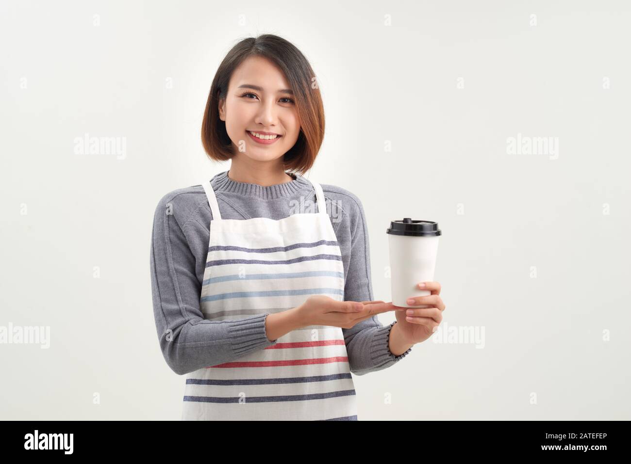 Tasse à café à emporter par un barista, un serveur ou un professionnel Banque D'Images