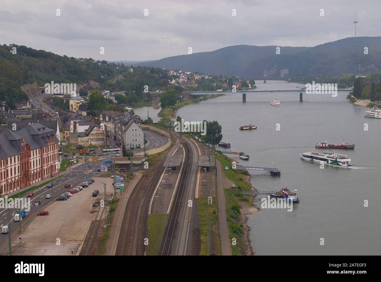 Un bateau d'excursion traversant le Rhin à Coblenz (Koblenz) Banque D'Images