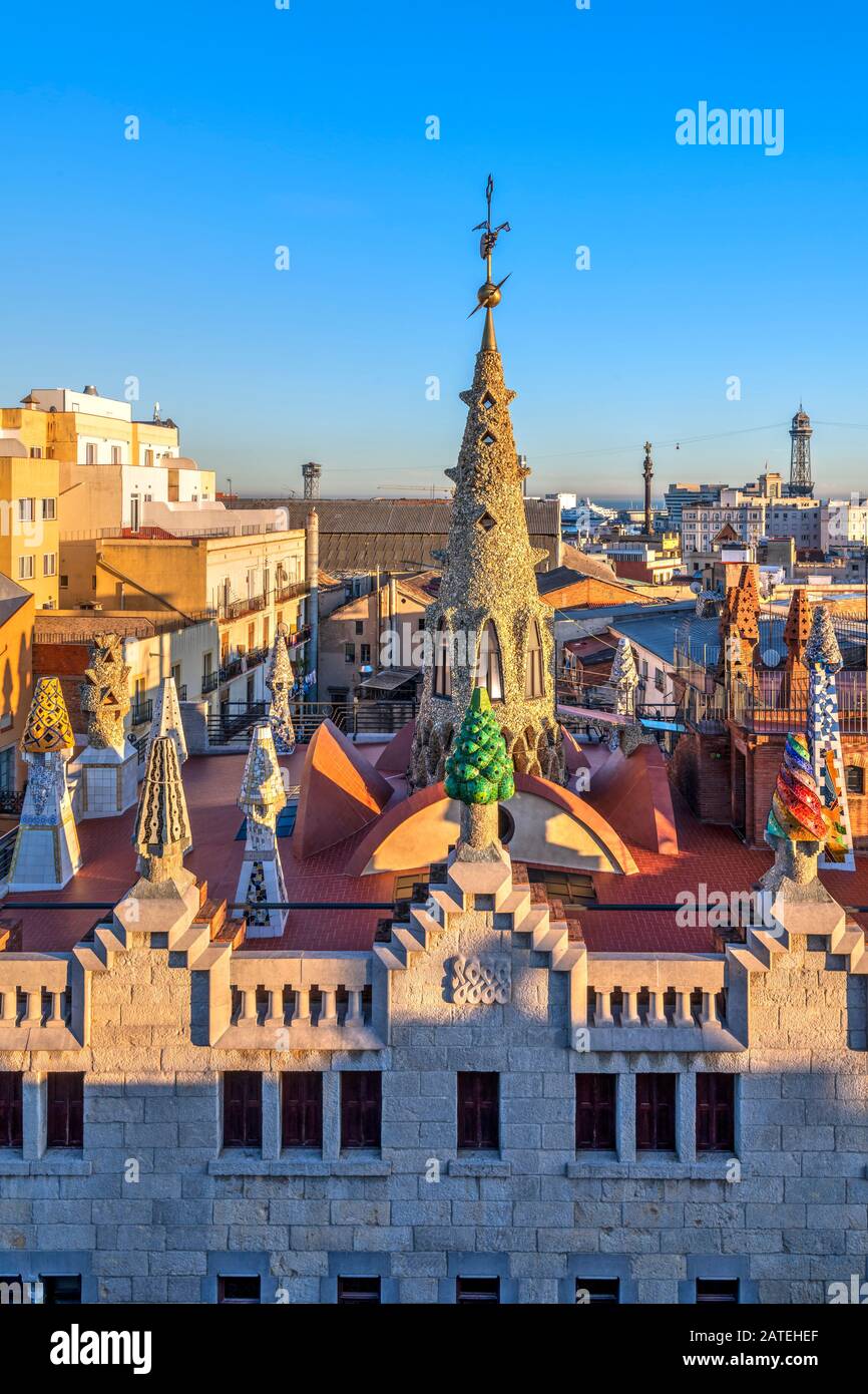 Terrasse sur le toit du manoir Palau Guell conçue par l'architecte Antoni Gaudi, Barcelone, Catalogne, Espagne Banque D'Images