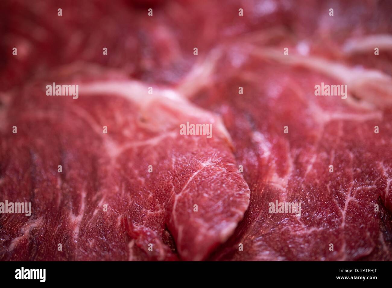 Tranches de viande de boeuf cru sur la plaque Banque D'Images