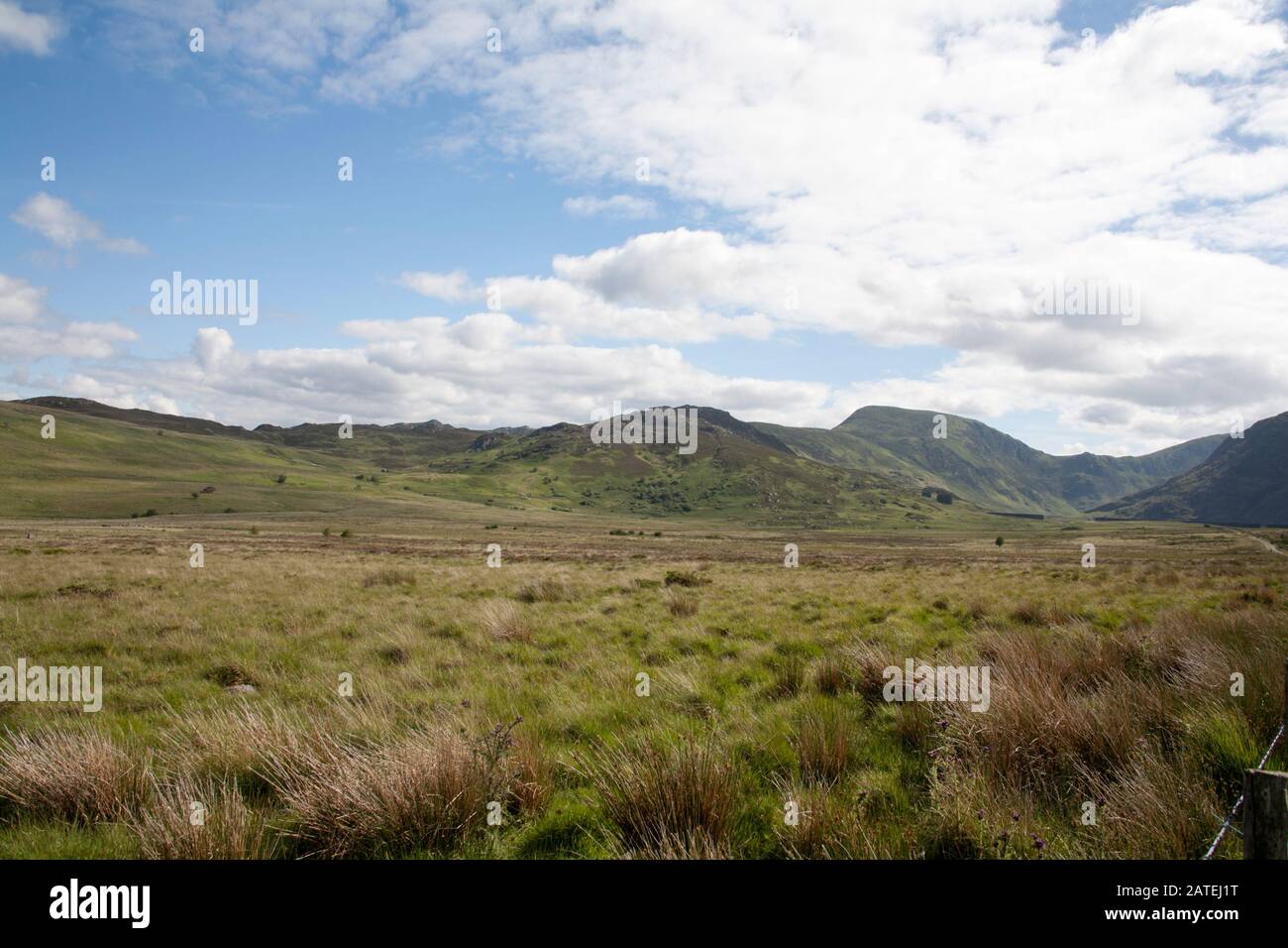 Vue vers Pen Llithrig-y-Wrach depuis le chemin menant au réservoir Llyn Eigiau sous Carnedd Llewelyn au-dessus de la vallée de Conwy Snowdonia North Wales Banque D'Images