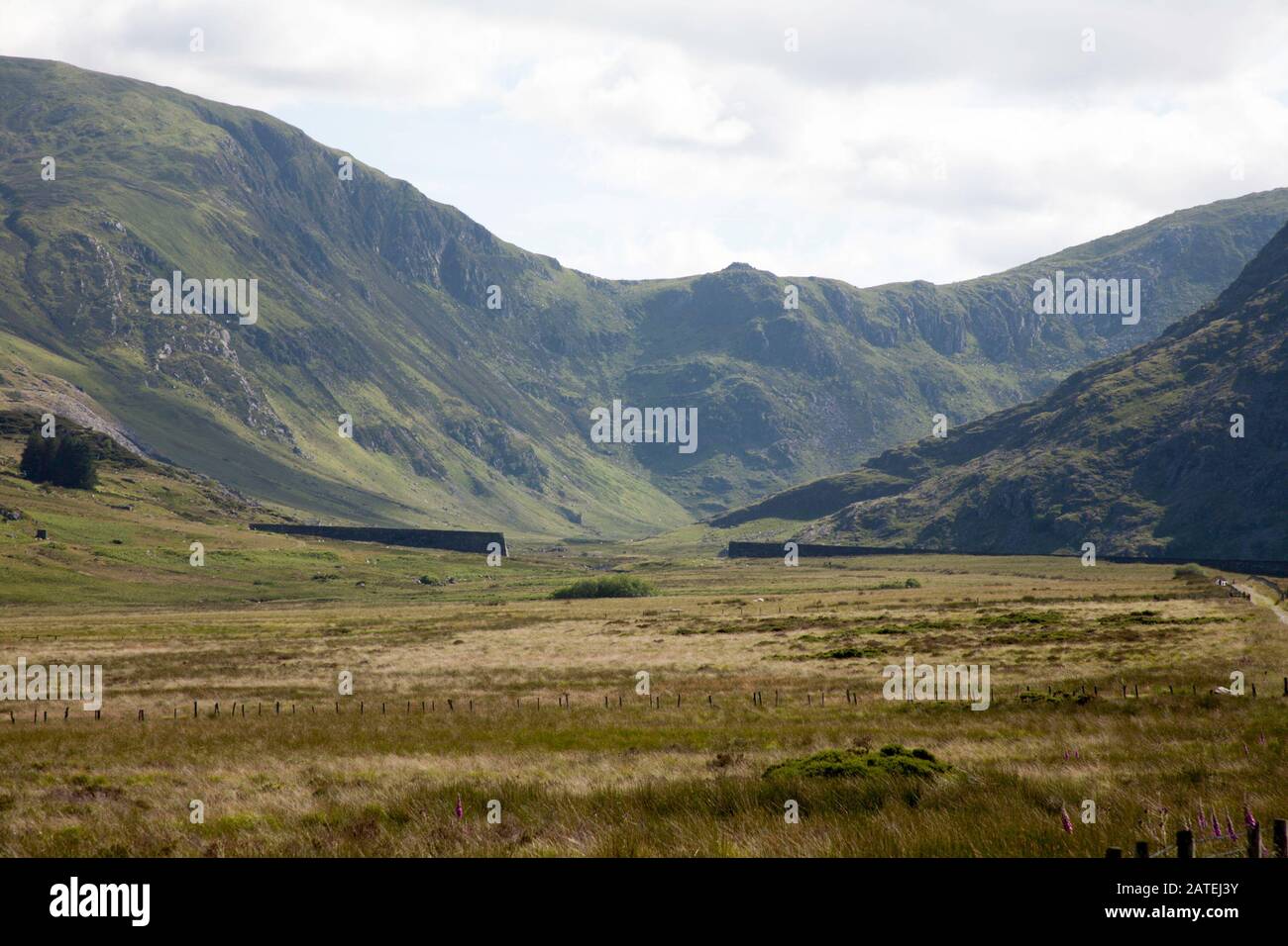 Vue vers Pen Llithrig-y-Wrach depuis le chemin menant au réservoir Llyn Eigiau sous Carnedd Llewelyn au-dessus de la vallée de Conwy Snowdonia North Wales Banque D'Images