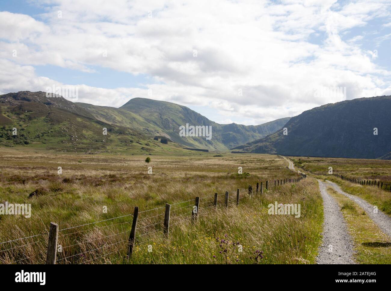 Vue vers Pen Llithrig-y-Wrach depuis le chemin menant au réservoir Llyn Eigiau sous Carnedd Llewelyn au-dessus de la vallée de Conwy Snowdonia North Wales Banque D'Images