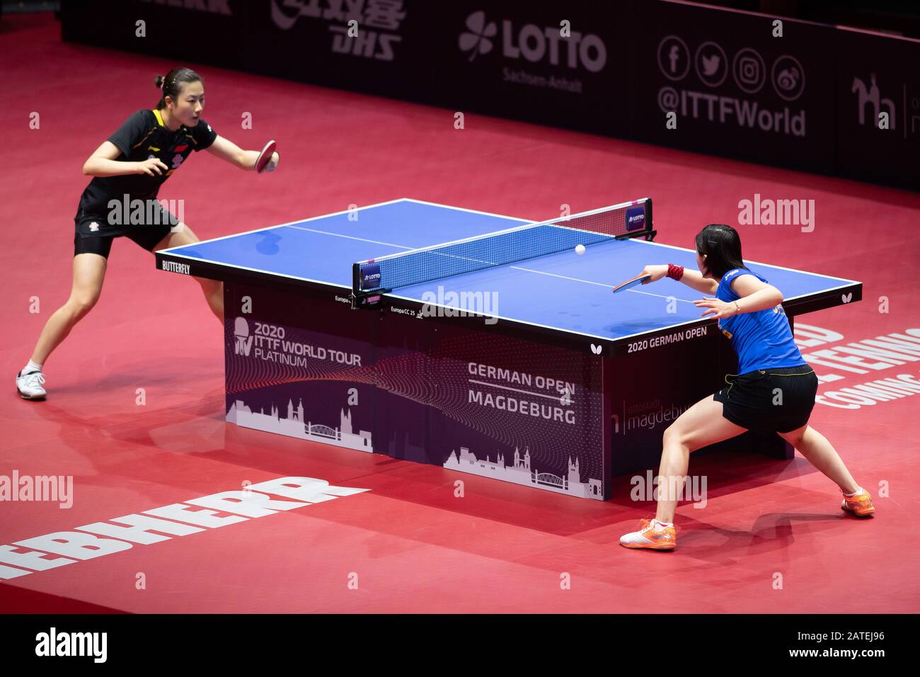 Magdeburg, Allemagne. 02 février 2020. Tennis de table: Allemand Open, femmes, célibataires, final, Chen (Chine) - Ding (Chine). Chen Meng (r) joue contre Ding Ning Credit: Swen Pförtner/dpa/Alay Live News Banque D'Images