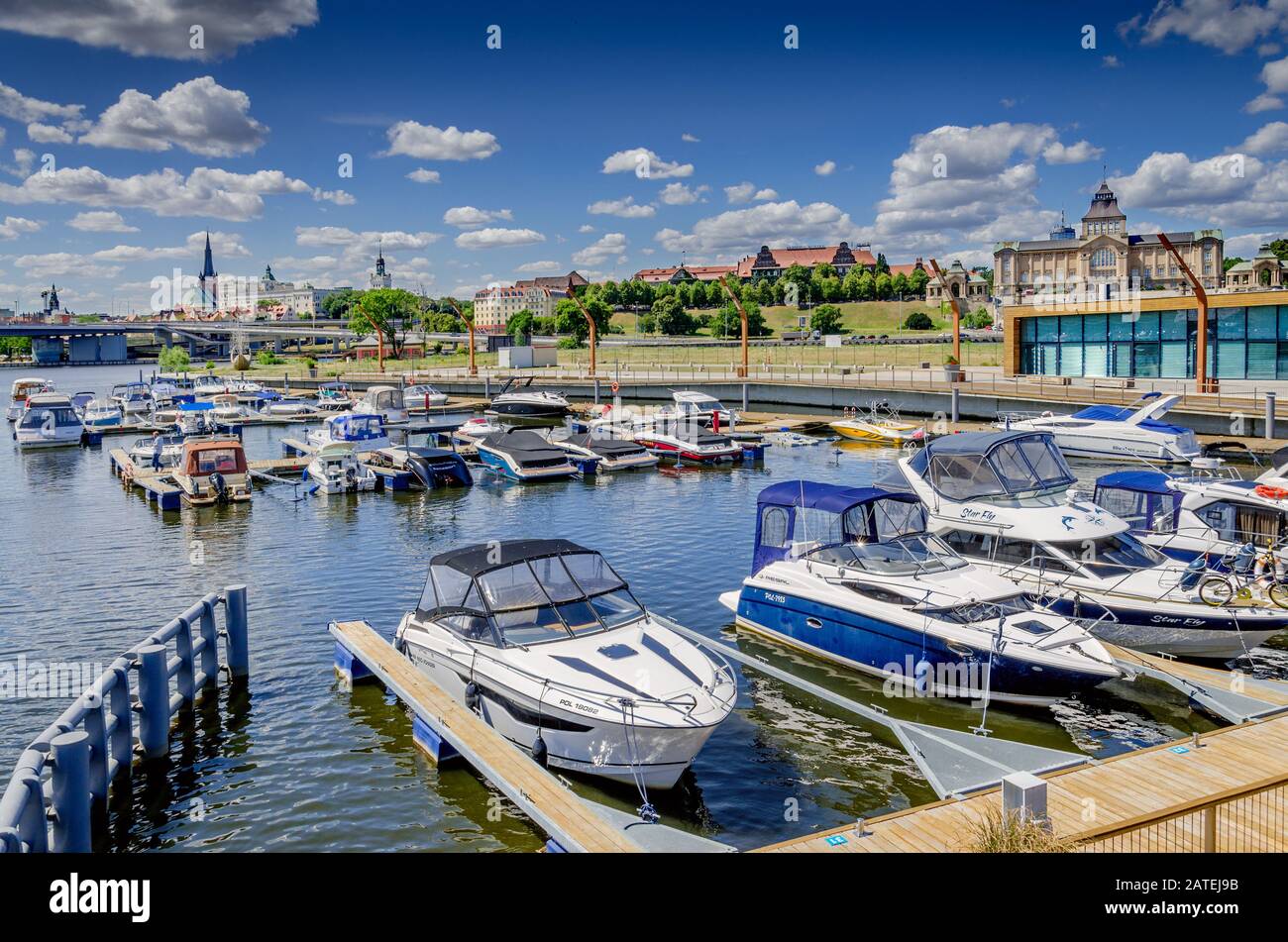 Szczecin, Province De Pomeranian Ouest, Pologne. Marina sur l'île de Lasztownia, vue lointaine sur la terrasse de Haten. Banque D'Images