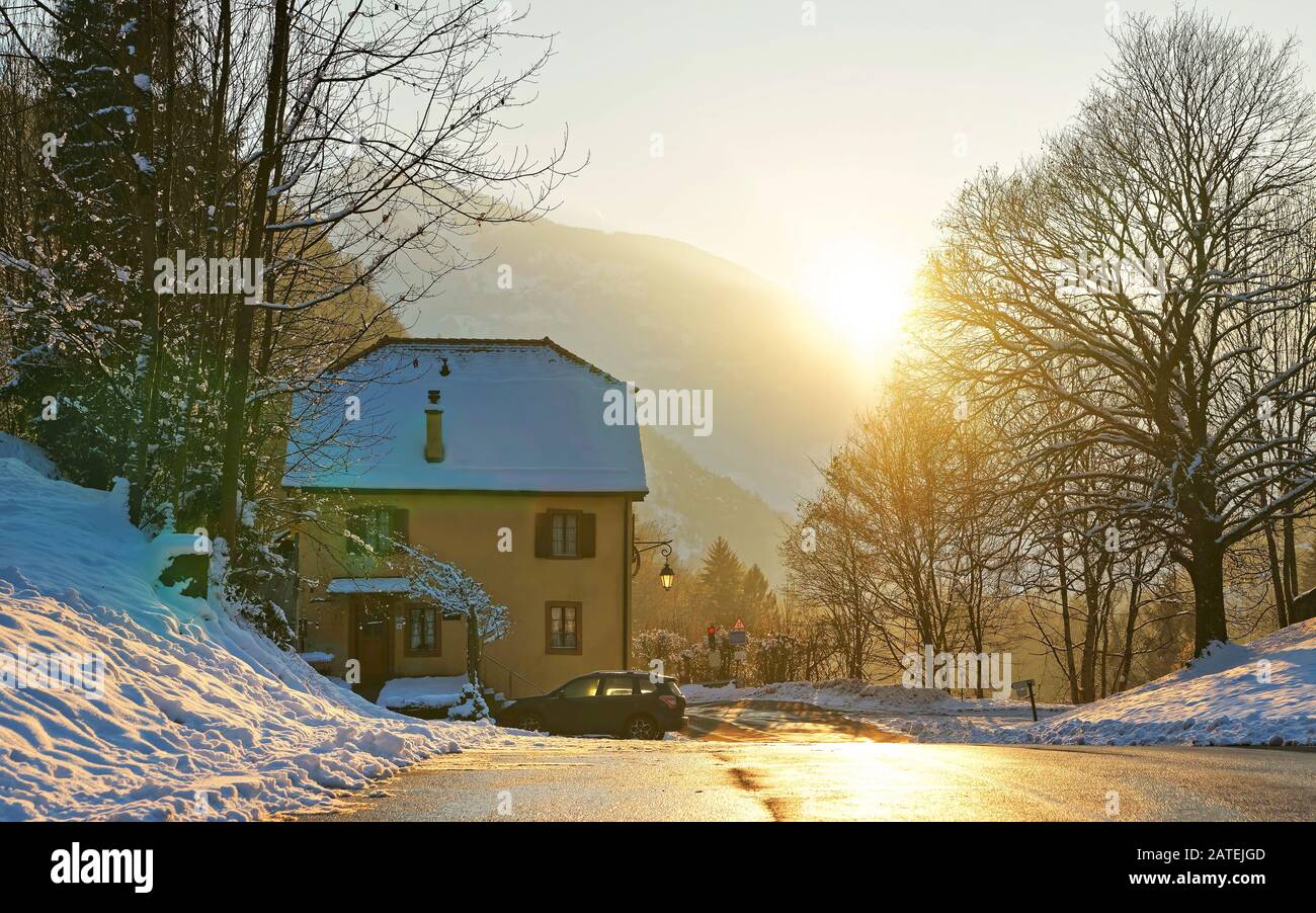 Coucher de soleil près de la mine de sel d'hiver Bex en Suisse Banque D'Images