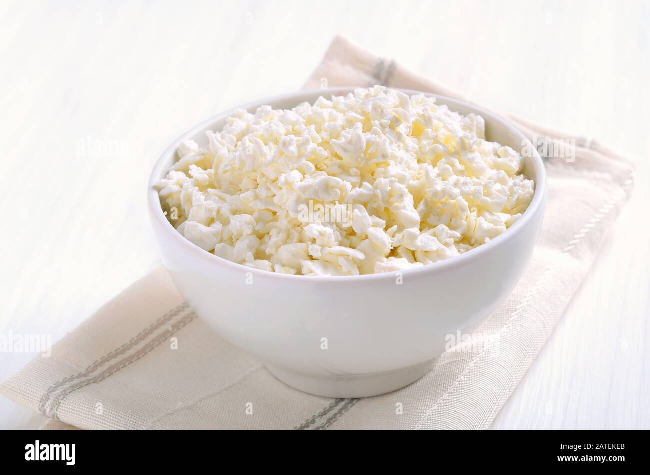 Fromage caillé, fromage cottage dans un bol blanc sur la table, vue rapprochée Banque D'Images