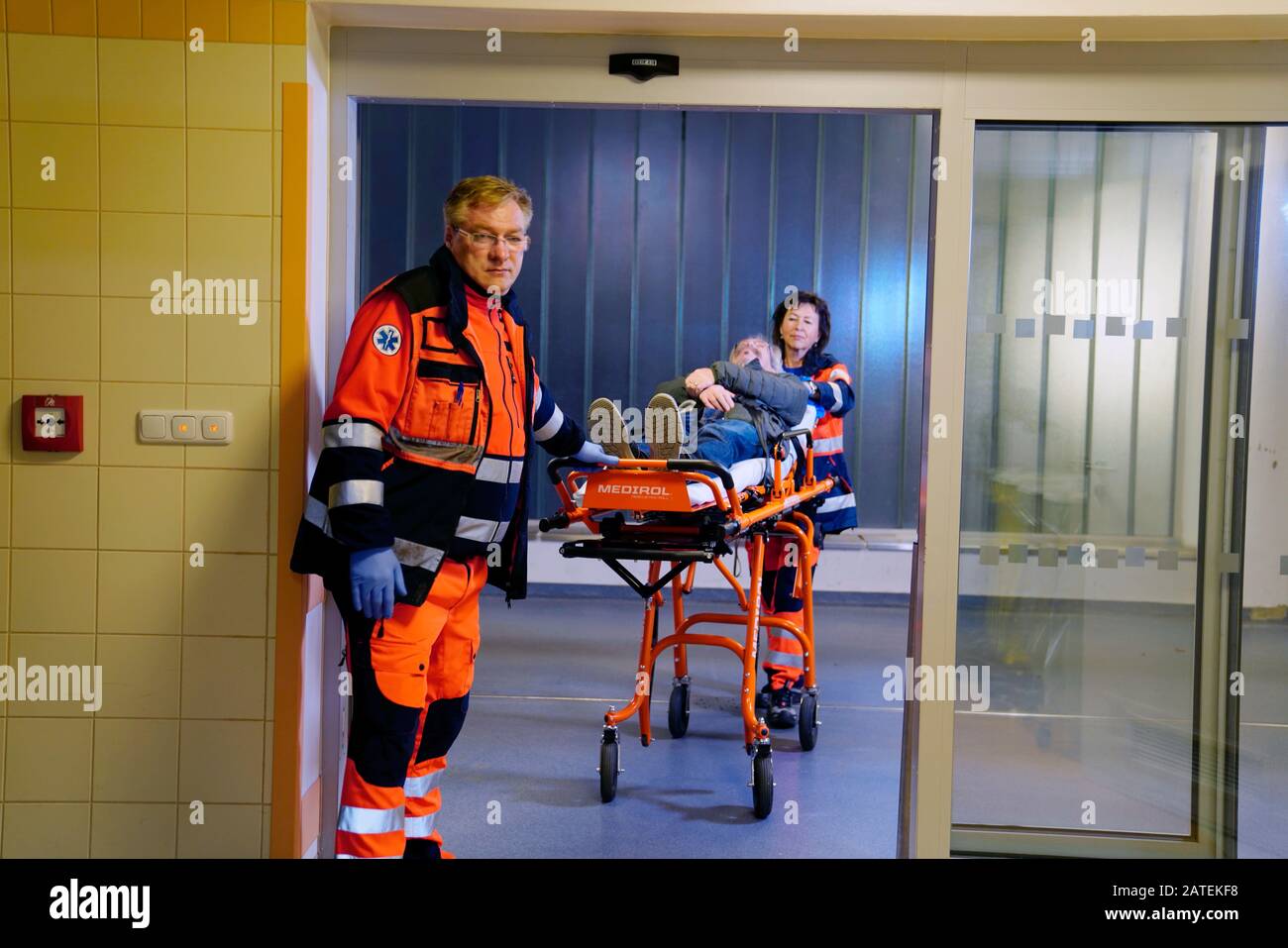 Arrivée de l'ambulance avec le patient à l'hôpital, Karlovy Vary, République Tchèque Banque D'Images
