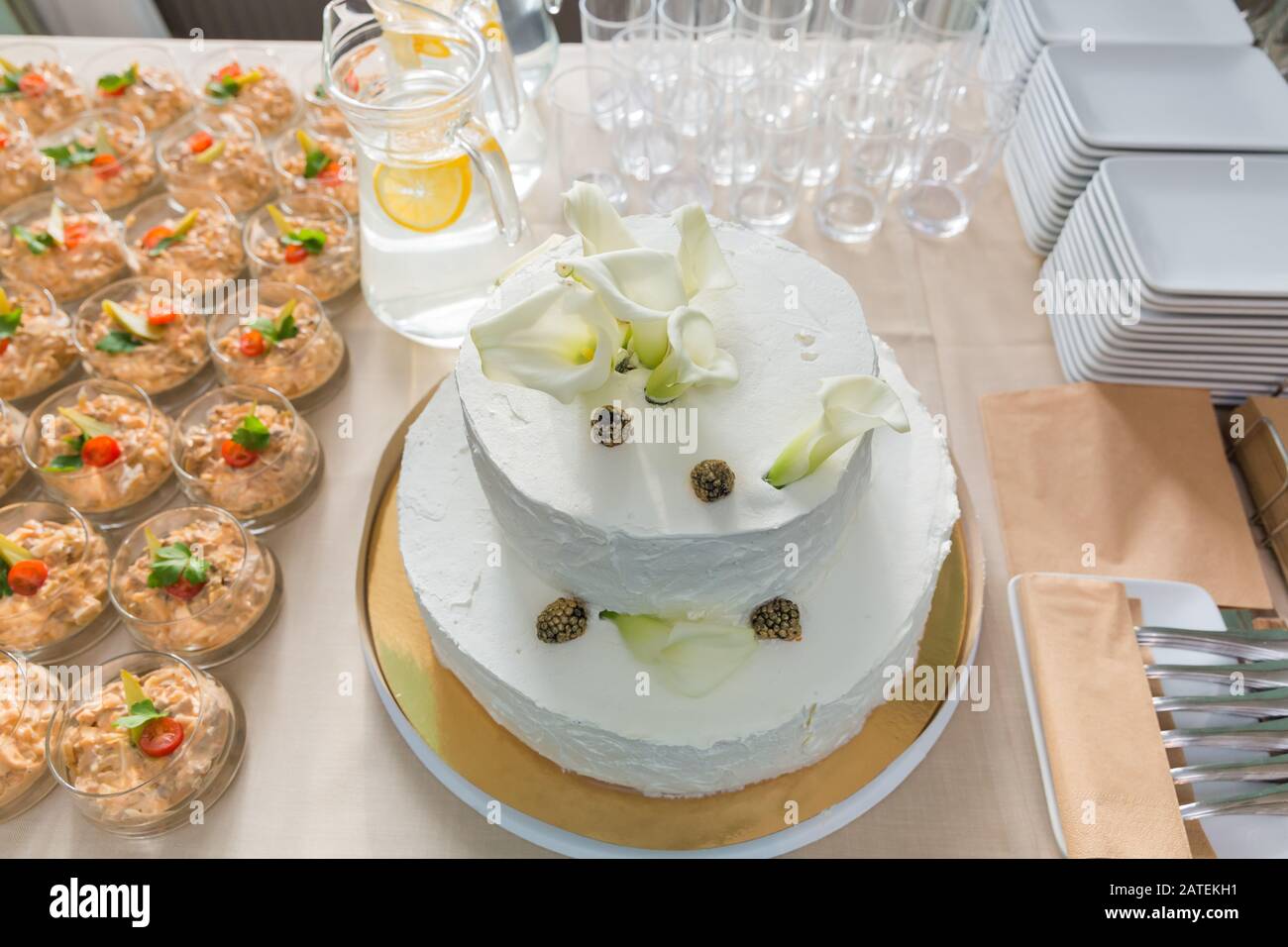 Cesis De La Ville, Lettonie. Gâteau de mariage blanc, décor aux fleurs et en-cas. 25.01.2020 Banque D'Images