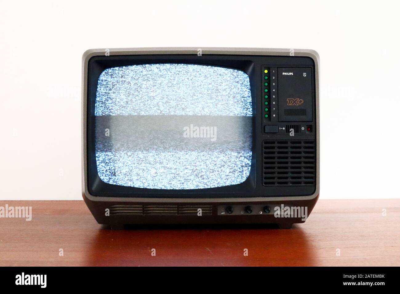 Téléviseur PHILIPS Philetta TX+ 12B912 rétro des années 1970 avec écran À Effet de glitch et bruit statique Banque D'Images