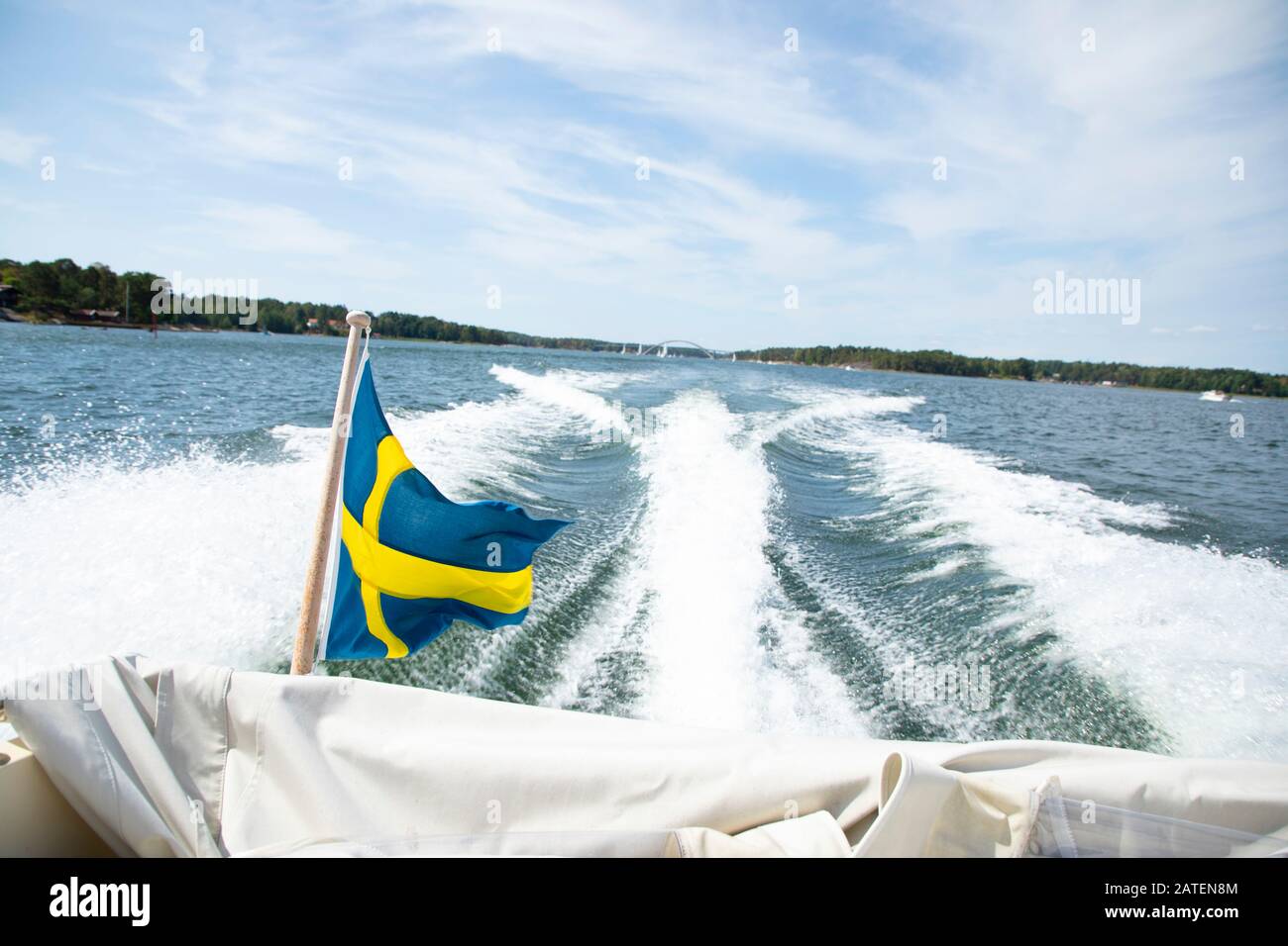 Vue de l'arrière d'un bateau à mouvement rapide avec le drapeau suédois Banque D'Images