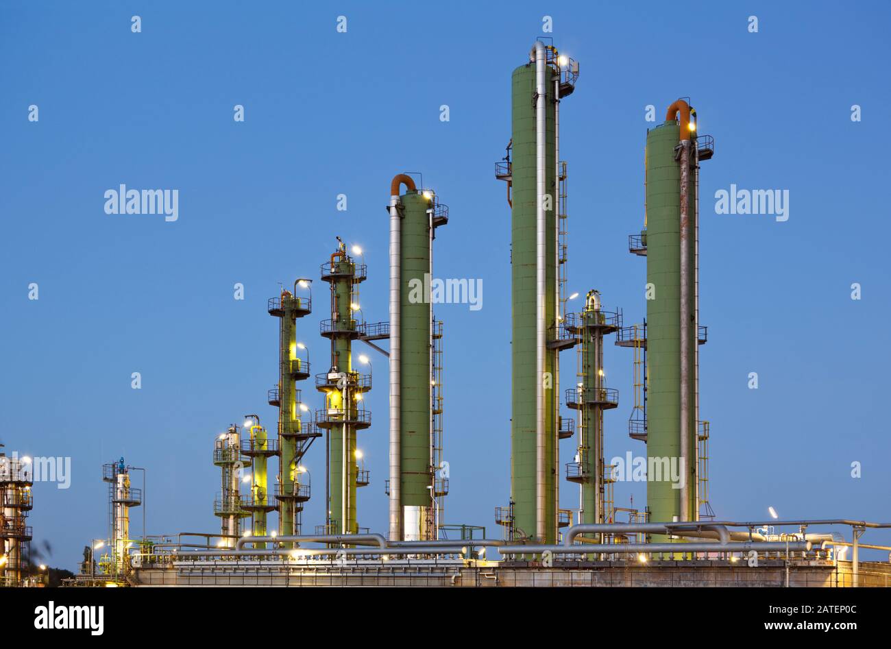 Tir détaillé d'une usine chimique au crépuscule. Banque D'Images