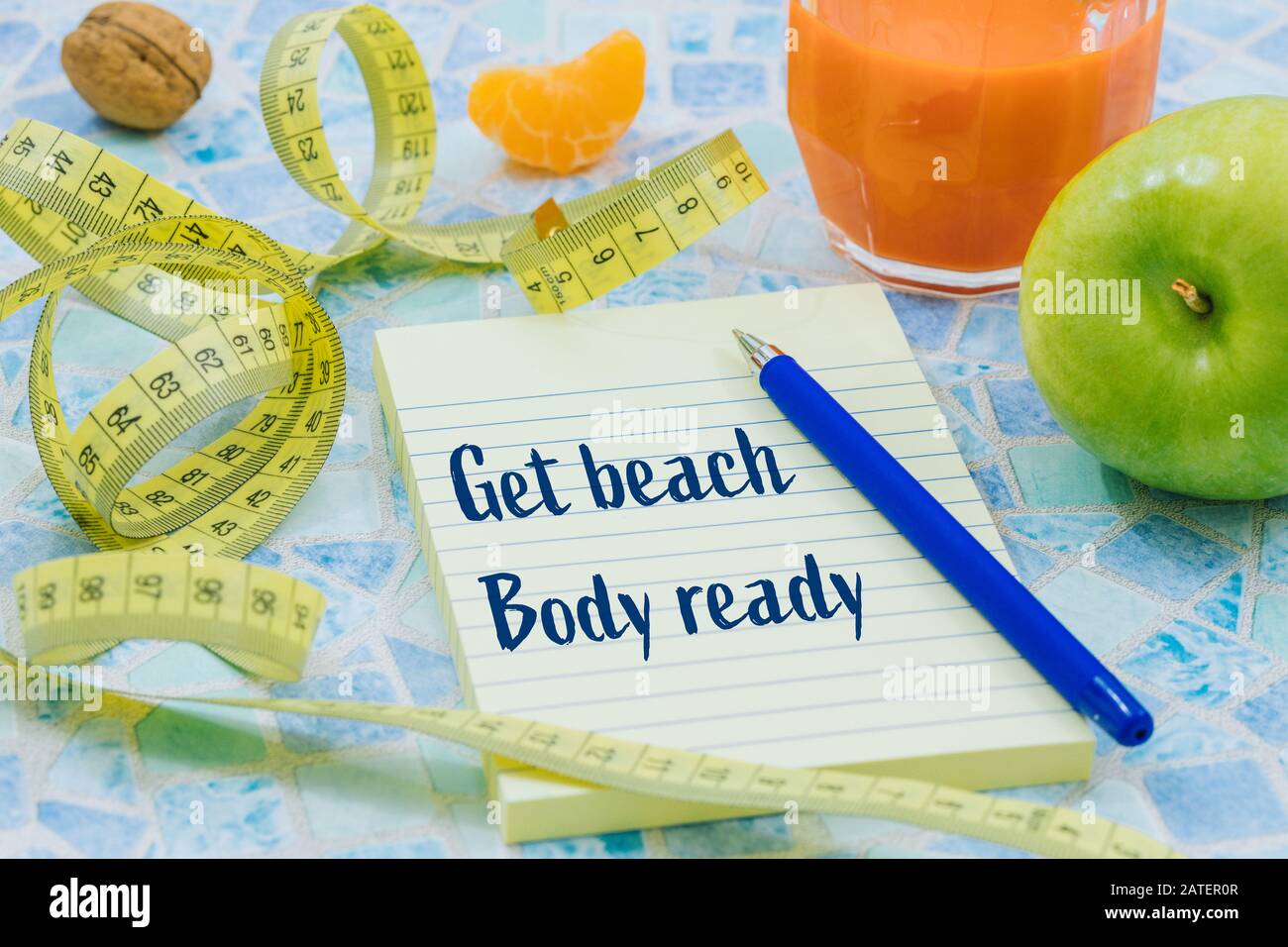 mètre pour mesurer la taille de la taille, sain, alimentation. Cahier avec  texte « Get Beach-body ready ». Le concept de régime minceur de printemps,  l Photo Stock - Alamy