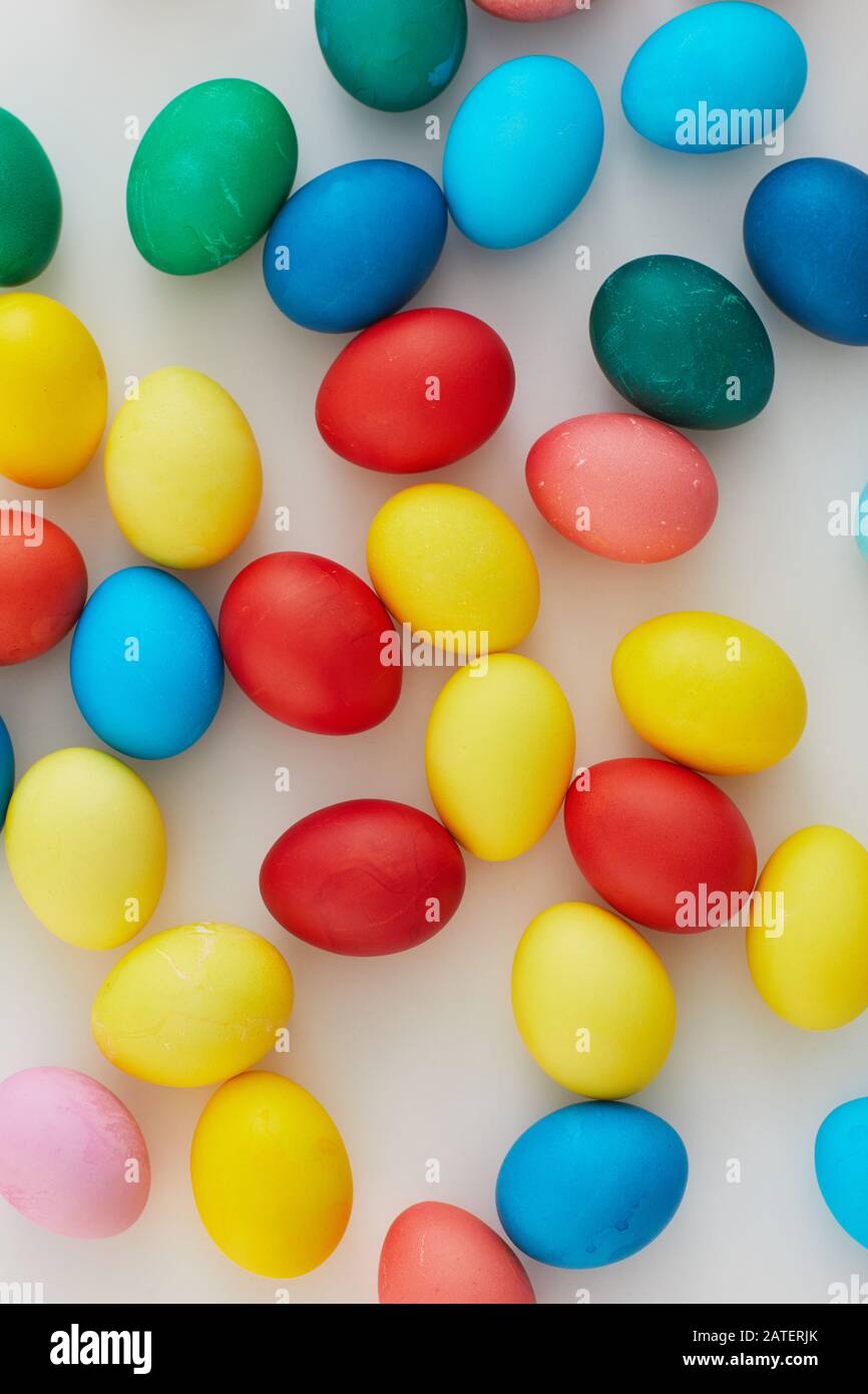Au-dessus de la vue des oeufs de Pâques de couleur pastel ont régné dans la composition minimale sur fond blanc, espace de copie Banque D'Images